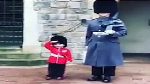 Windsor Sarayı Muhafızının Üniformalı Küçük Çocuğa Sürprizi