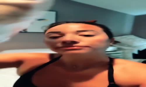 Tavan Vantilatörüne Kafa Atan Kadın 