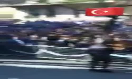 Emre Çolak'ı Gururlandıran Türk Bayraklı Görüntü!