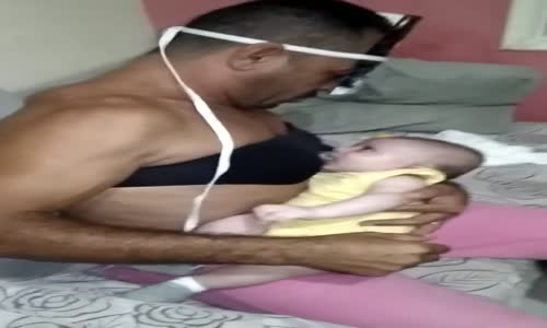 Anne Kılığına Girip Bebeğini Emziren Baba
