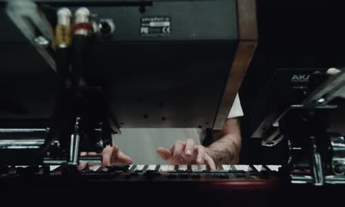 The Chainsmokers -Beach House