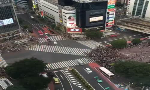 Tokyoda Trafik Işıklarında Yayaların Çokluğu...Seyredilmeye değer