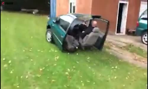 Yarım Halde Giden Araba 