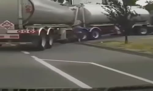 Bisikleti Öğüten Tır Sürücüsü