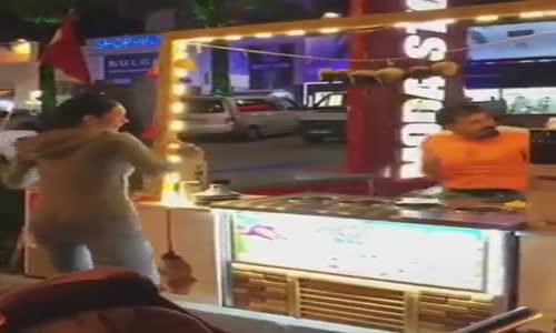 dondurma almak isteyen bayanın eğlenceli danslı külah kovalaması
