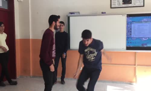 Çılgın Liselilerin Twerk Kapışması