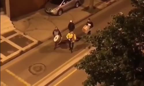 Sahurda Elektro Gitarla Milleti Uyandırmak