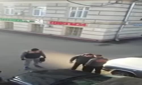 Kendinden Emin Dururken Dayak Yemek 