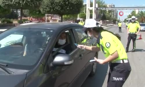 Polisi gören sürücüler emniyet kemerini taktı 
