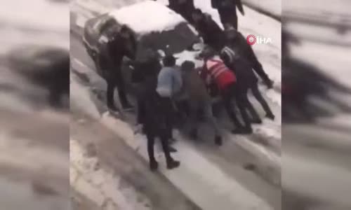 Esenyurt'ta mahalleli yokuş aşağı kayan aracı durdurmak için seferber oldu