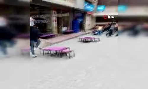 Alacak verecek kavgasında tabureler havada uçuştu 