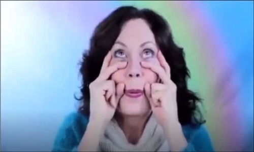 Sadece 2 Dakikada 4 Mükemmel Yüz Germe Hareketi