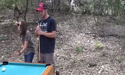 İstaka Yerine Silah Kullanarak Bilardo Oynayan Ekip