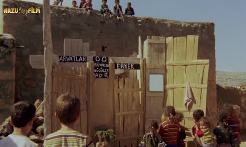 Kibar Feyzo - Tuvalet Sahnesi