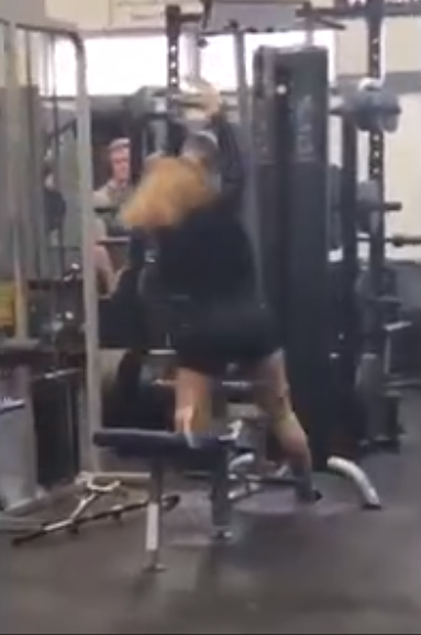 Spor Salonunda Ayakları  Yerden Kesilen Kız