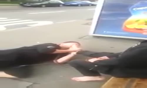 Otobüs Durağında Kölesine Ayaklarını Yalatıp Kırbaçlayan Sahibe