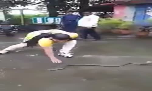 Kobra Yılanını Eliyle Yakalayan Kadın