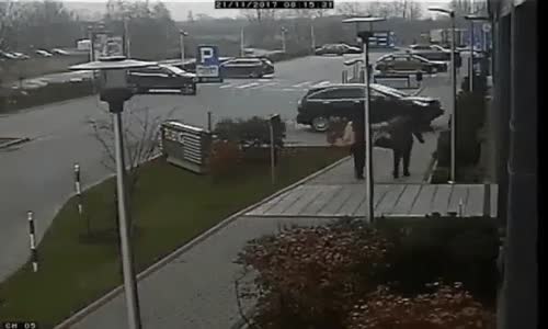 Kadına Şiddet Kaldırımda Arabayla Oldu