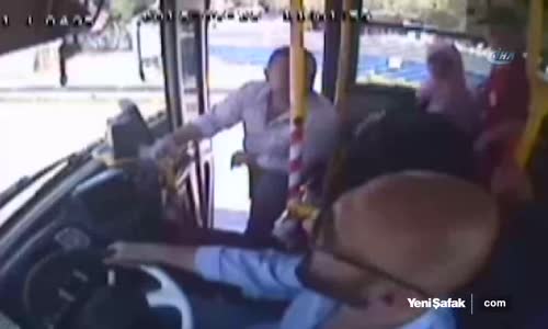 Yolcuyla Kavga Eden Şoförün Can Verme Anı Kamerada