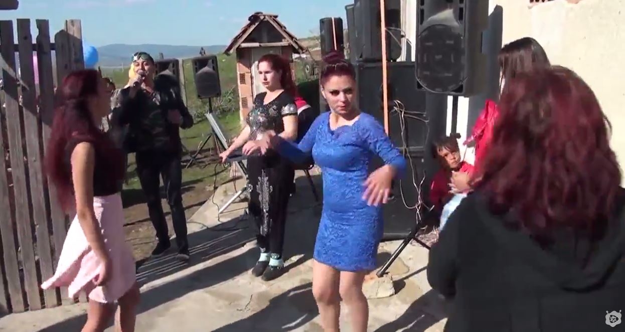 Mavili Kız Roman Havasında Döktürüyor