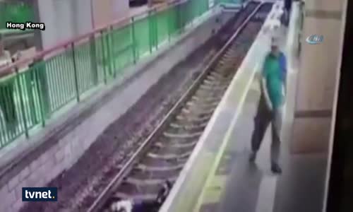 İnanılmaz Olay:Kadını Raylara İtti!