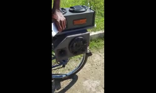 Bisikletine Ses Sistemi Döşeyen Genç