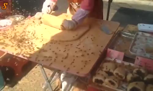 Arılarla Beraber Dürüm Yapan Kadın