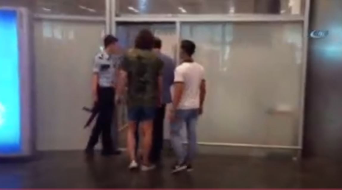 Milli Futbolcu Havalimanında Gözaltına Alındı Son Dakika