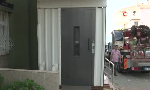 7 katlı binanın dışına evine rahat girebilmek için izinsiz asansör yaptı 