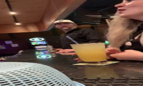 Barda Etrafındakilere Aldırmadan Geğiren Kadın 