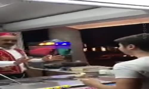 Maraş Dondurmacısını Trolleyen Turist 