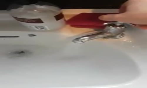 Kendini Elektro Gitar Sanan Musluk