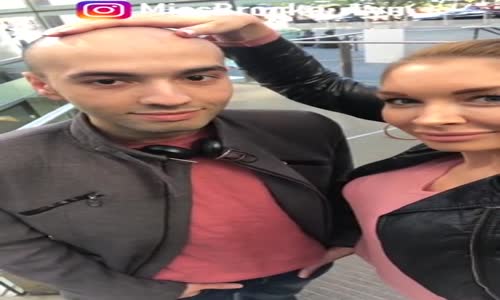 Önüne Çıkan Rastgele Erkeklerin Kelini Okşayan Kadın 