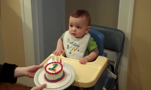 Doğum Günü Pastasını Kibarca Yiyen Bebek