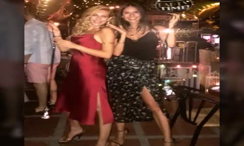 Sinem Kobal Eşi Kenan İmirzalıoğlu ile Doğum Günü Partisinden Aşk Pozu