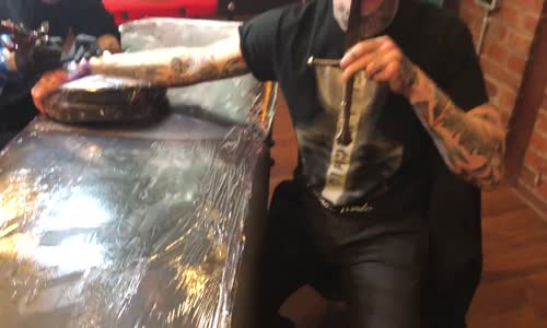 Dövme Yaptırırken Ağzından Kılıç Sokan Deli