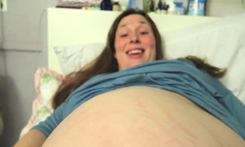 Annesinin Karnını Şekilden Şekle Sokan Bebek