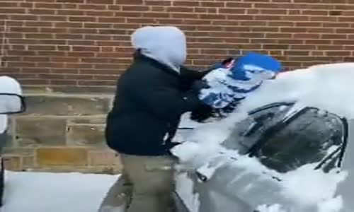 Arabasındaki Karı Çocuğu ile Temizleyen Baba