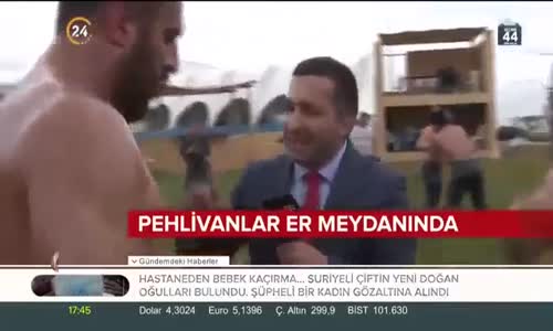 Pehlivanların Güreşini Bölüp Röportaj Yapan Muhabir