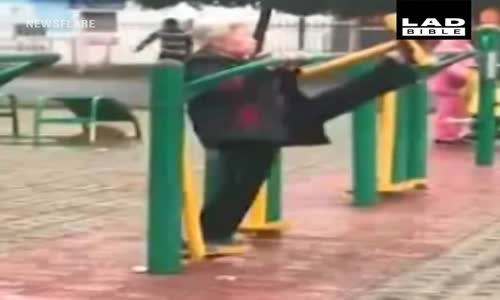 Belediyenin Spor Aletlerinde Şpagat Çalışan Teyze