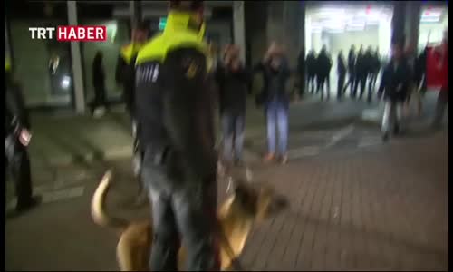 So Dakika Hollanda Polisi Konsolosluk Önünde Toplanan Gurbetçilere Müdahale Etti