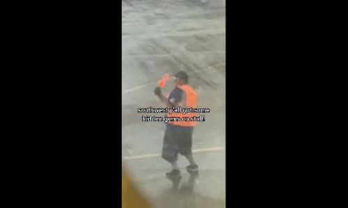 İşini Dansıyla Süsleyen Havaalanı Çalışanı 