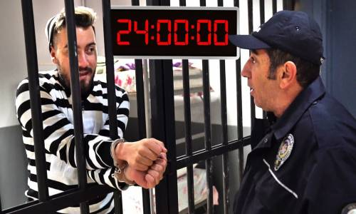 24 Saat Hapishanede Kaldık(Bir Gün Geçirmek)