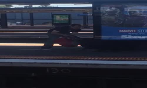 Kaykayını Köpeğe Kaptırmamakta Kararlı Olan Genç