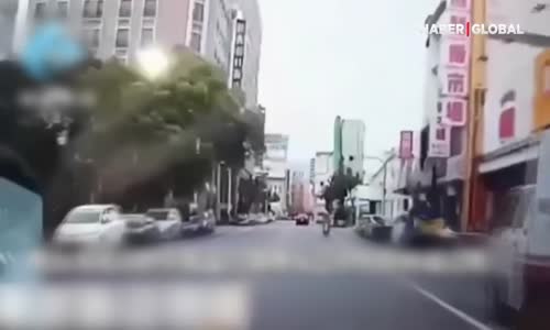 Tayvan'da Panik Anları! 6 Katlı Bina Yola Çöktü!