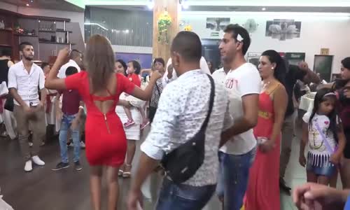 Dansı İle Düğünün Yıldızı Olan Kırmızılı Hatun