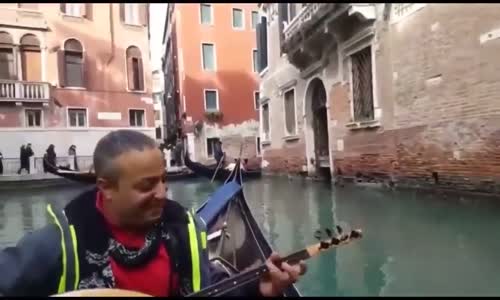 Venedik Sokaklarını Bağlaması İle İnleten Vatandaş