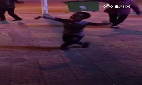 Müziğin Sesini Duyunca Yerinde Duramayan Çinli Çocuk