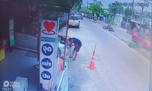 Kafaya Kaput Yiyen Tamirci