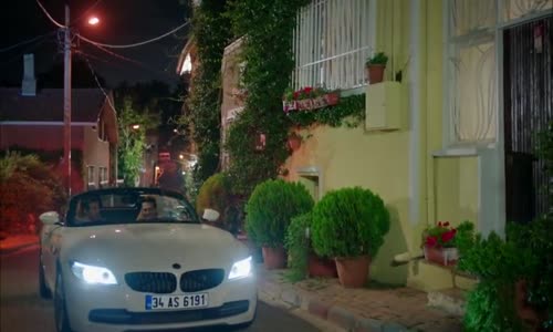 Çilek Kokusu 14. Bölüm  Kızlara Baskın Var!